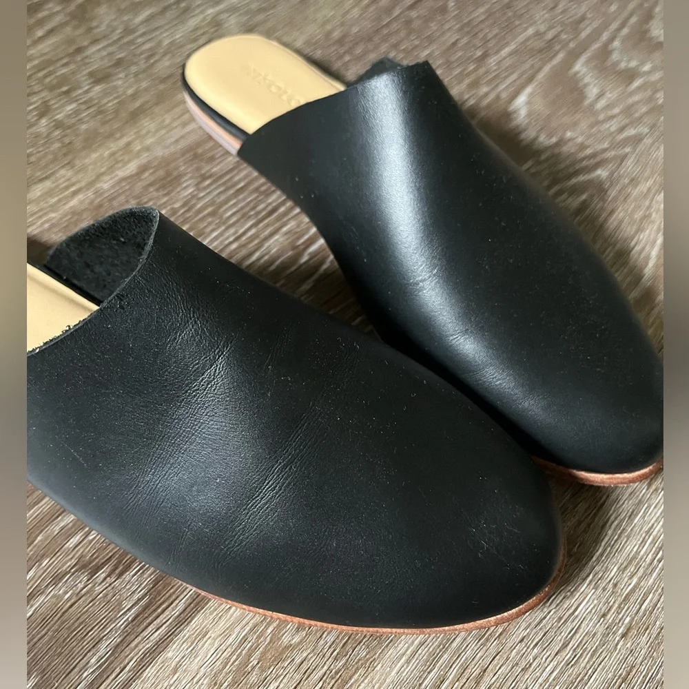 Nisolo size 7 black slip on - Picture 2 of 4